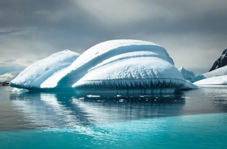Skurrile Eisskulptur in der Antarktis
