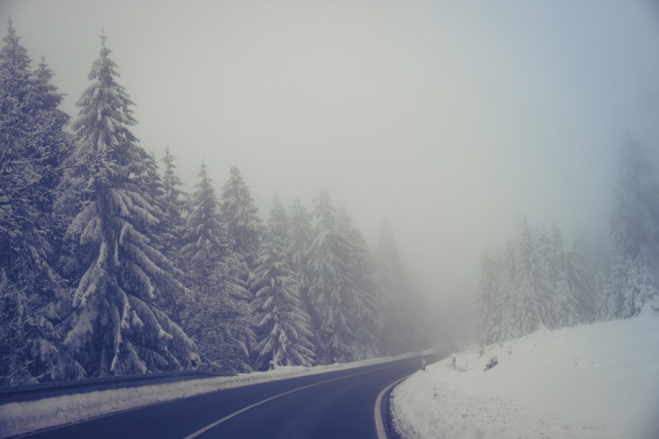 Verschneite Straße im Harz
