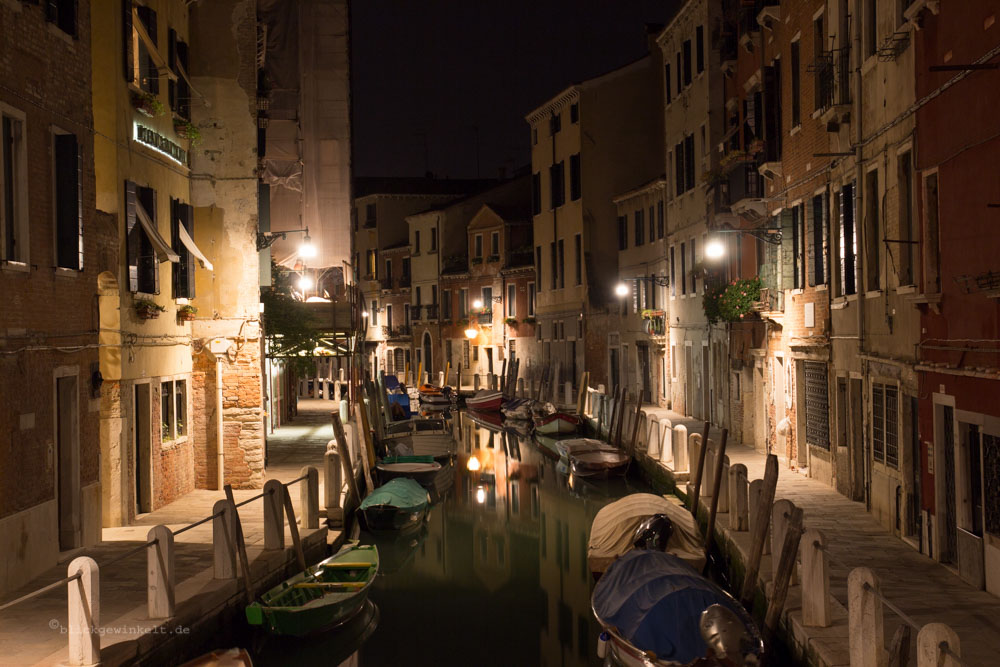 Venedig bei Nacht: Stille Kanäle und schummrige Beleuchtung