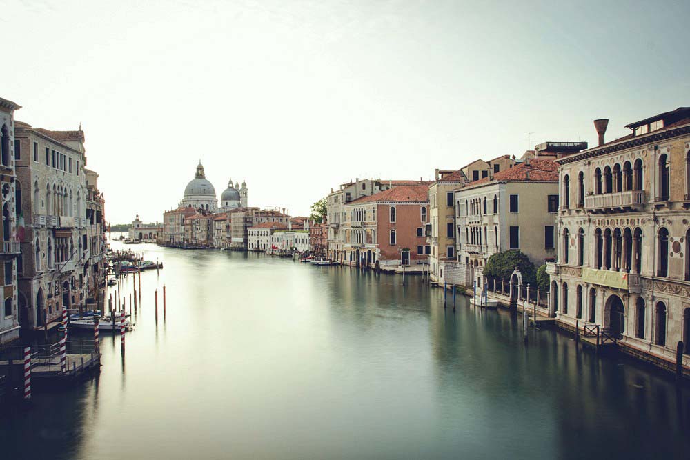 Der Canal Grande in Venedig am frühen Morgen.