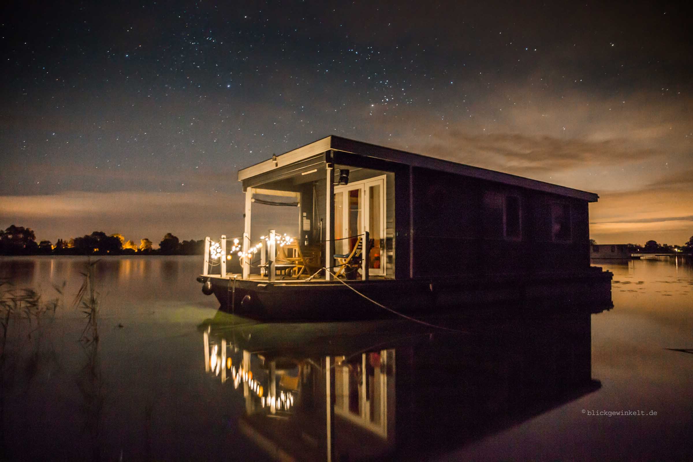 BunBo bei Nacht: Hausboot unter dem Sternenhimmel