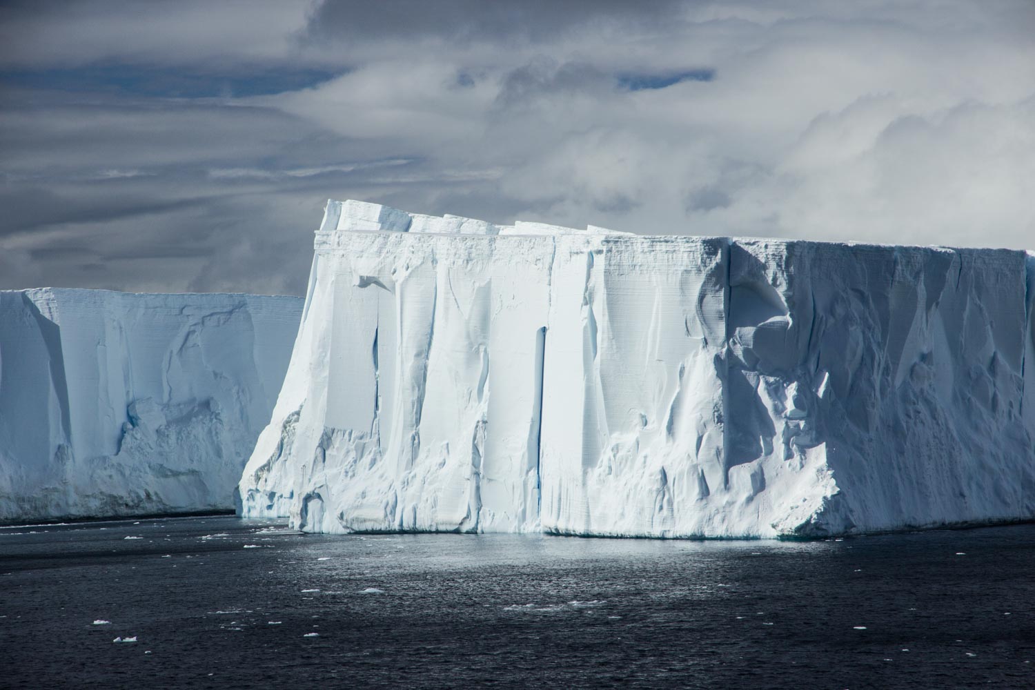 Tafeleisberge im Antarctic Sound, abgebrochen vom B15Y-Tafeleisberg
