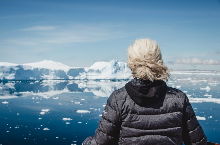 Eisberge in der Antarktis, Person an Deck