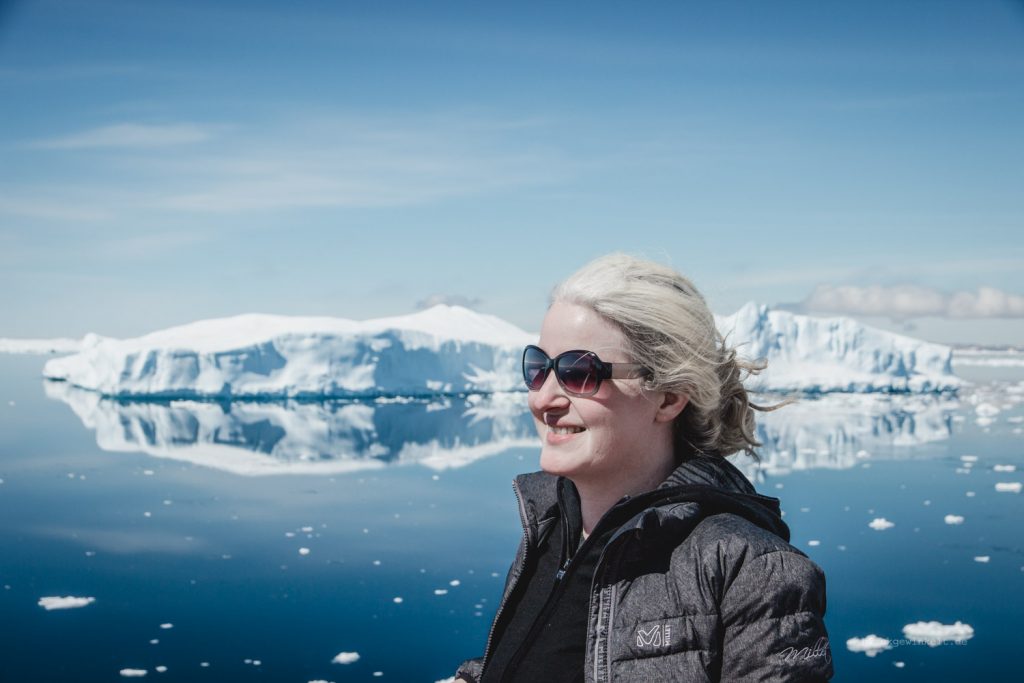 Posieren vorm Eisberg in der Antarktis