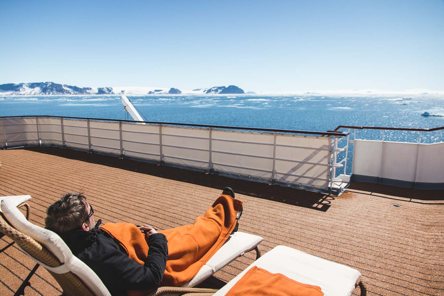 An Deck der MS Hanseatic in der Antarktis