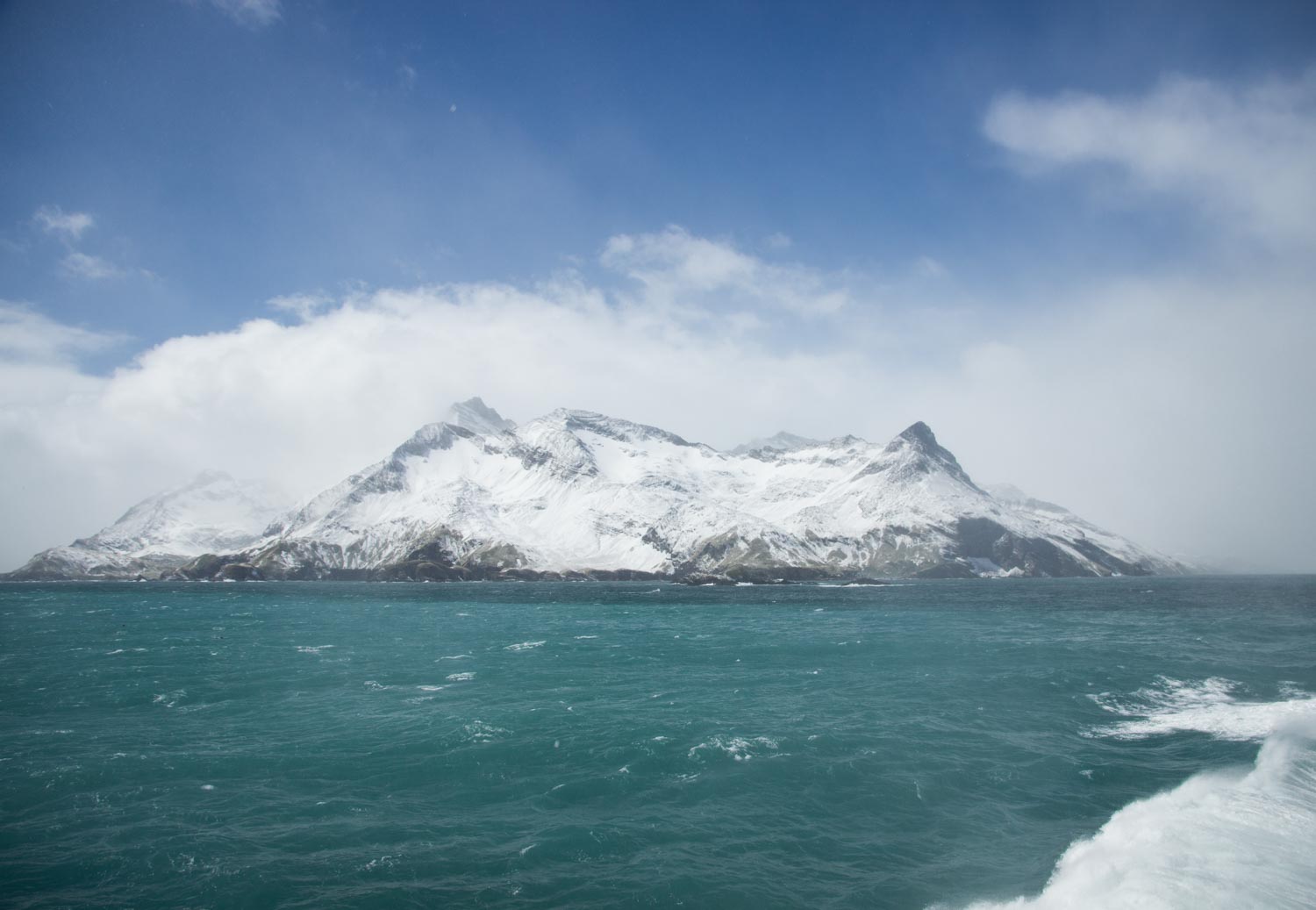 Südgeorgien: Fanstastische Bergspitzen im grünblauen Südpolarmeer der Antarktis