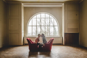 Valentinstag-gif: Großes Fenster mit zwei Sesseln und knutschenden Menschen