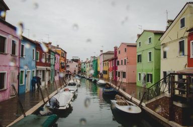 Burano im Regen: bunte Fischerhäuser