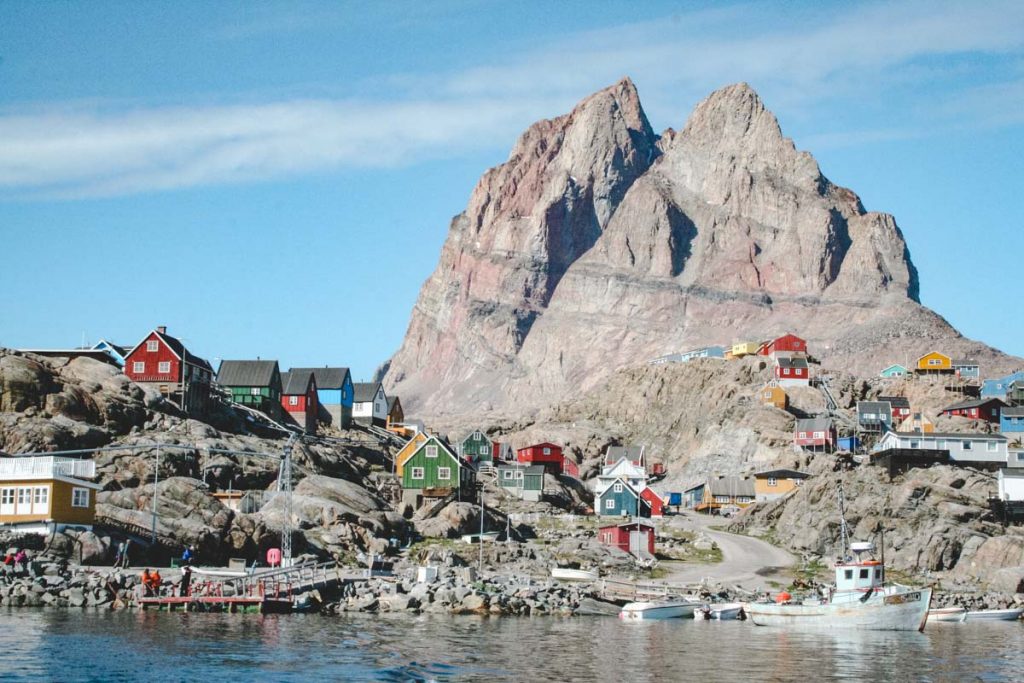 Grönland - Uummanaq bei der Diskoinsel; Berg mit Häusern