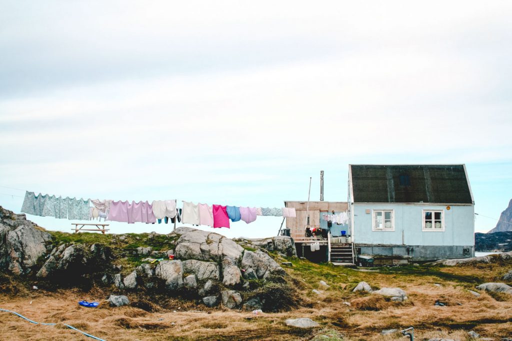 Grönland-Haus mit Wäscheleine