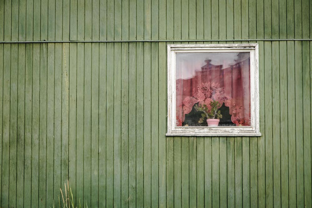 grüne Hauswand mit Fenster