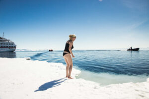 Schwimmerin auf der Eiskante, Miss Antarctica