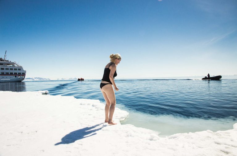 Schwimmerin auf der Eiskante, Miss Antarctica