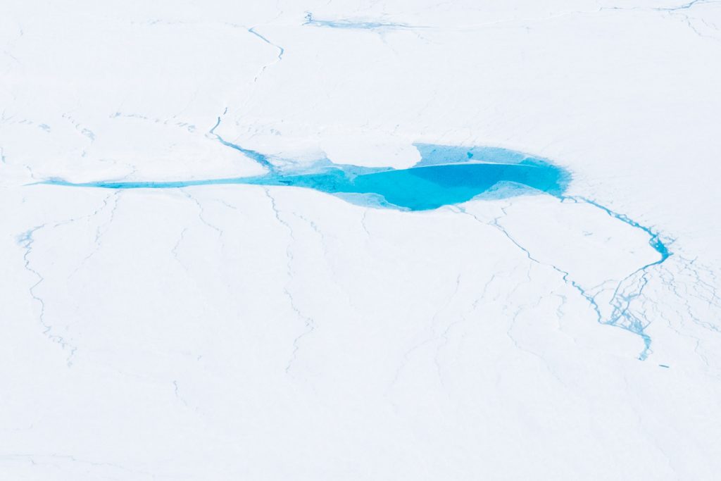 türkises Schmelzwasser auf Grönlands Eisdecke
