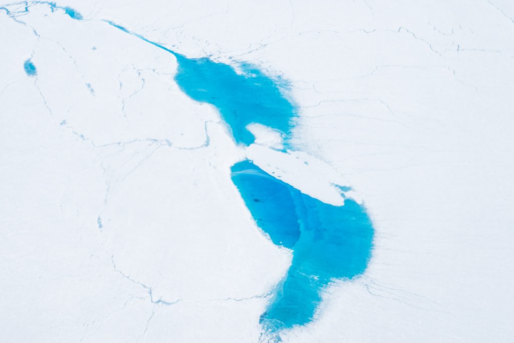 türkises Schmelzwasser auf Grönlands Eisdecke