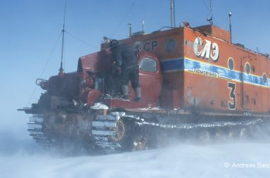 Mit Kettenfahrzeugen zum Kältepol in der Antarktis