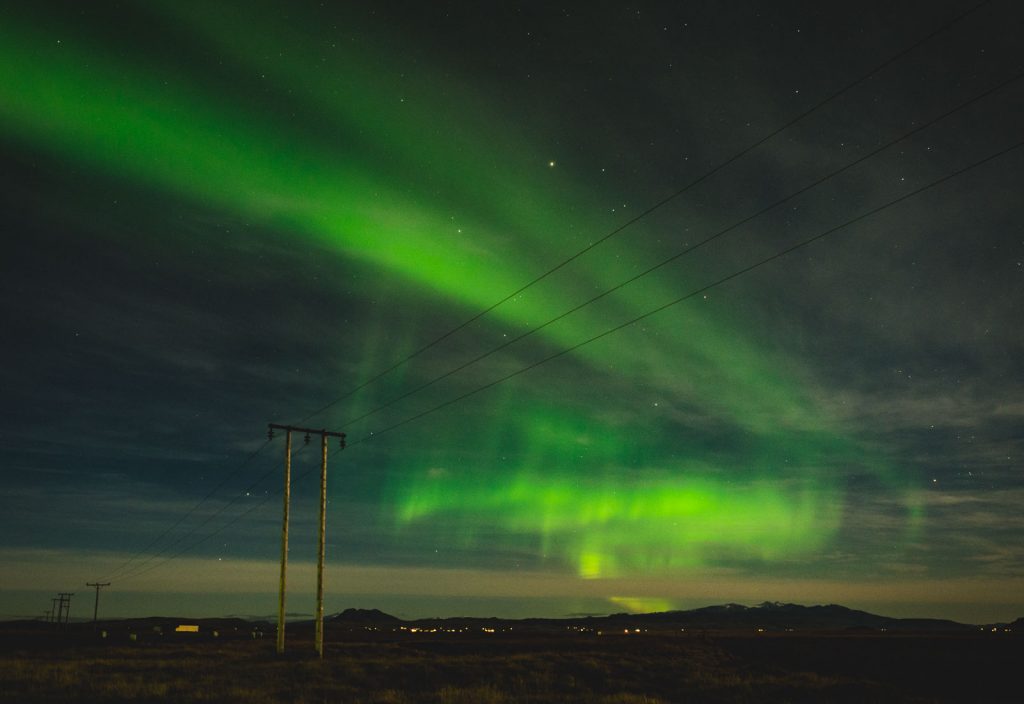 Grüne Polarlichter am Himmel über Island