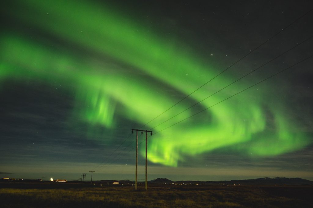 Grüne Aurora am Himmel über Island