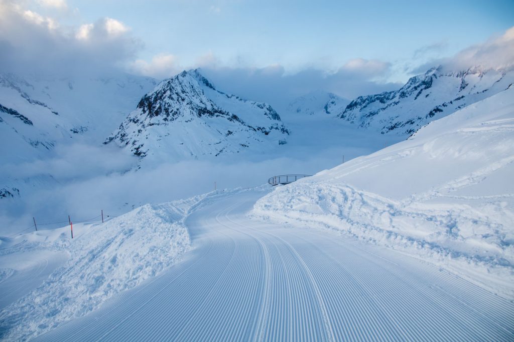 Aletsch Gletscher in winterlichen Bergen