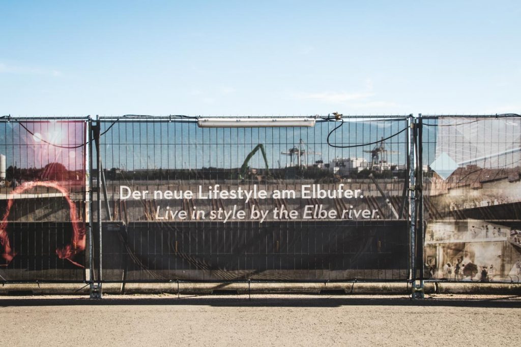 Schild "Der neue Lifestyle am Elbufer"