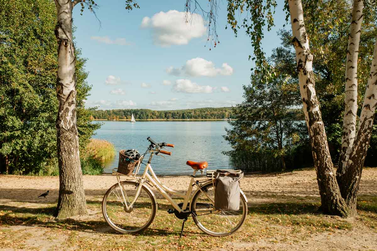 Fahrrad am See bei Sonnenschein