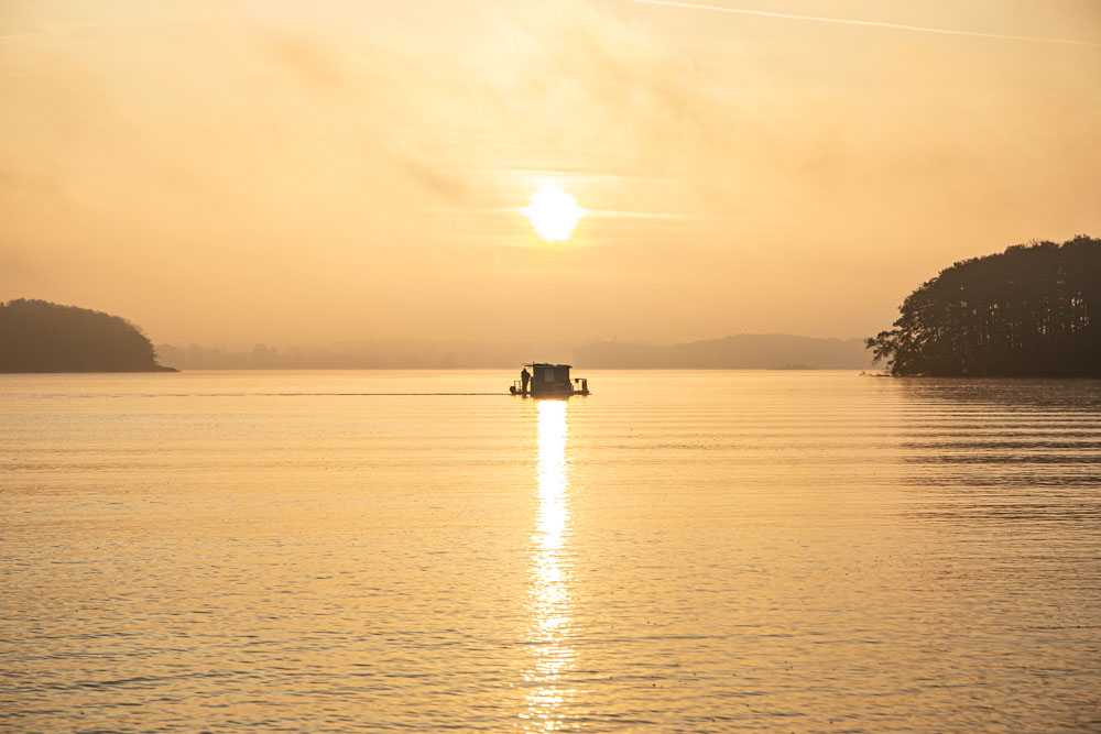Hausboot im Sonnenaufgang