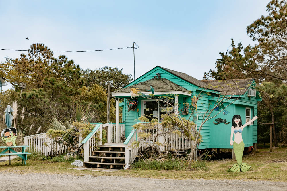 Shop in kleinem grünen Holzhaus