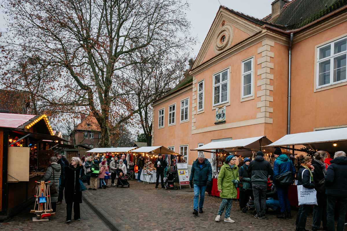 Herrenhaus mit kleinen Buden davor