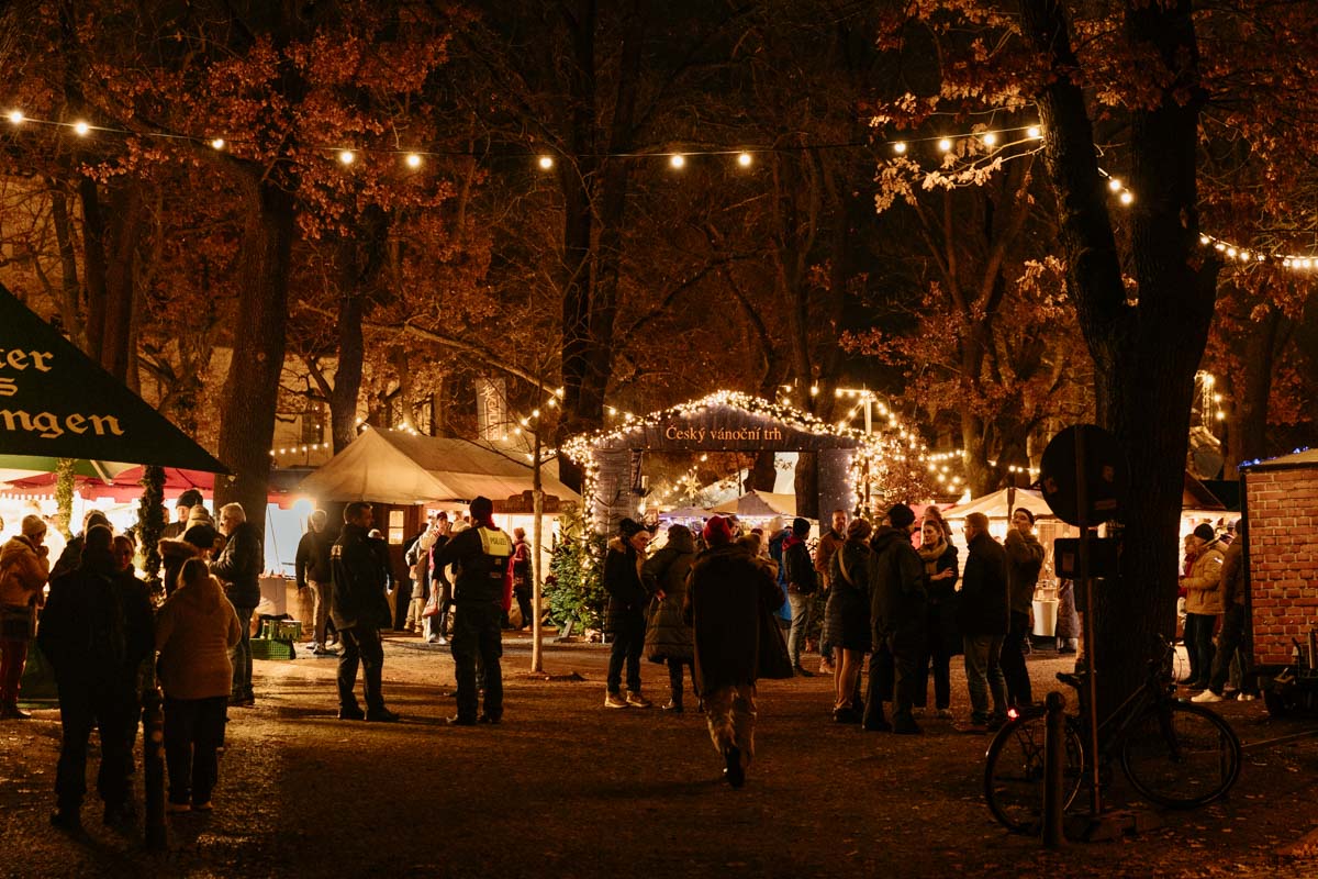 Beleuchteter Budenzauber unter Bäumen