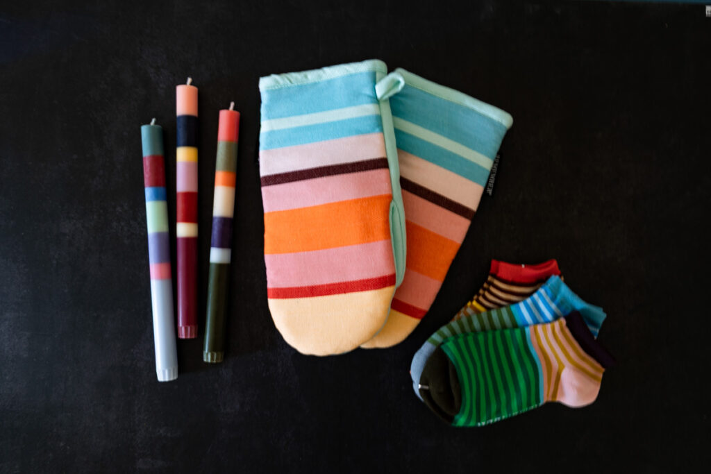 bunte Kerzen, Ofenhandschuhe, Ringelsocken