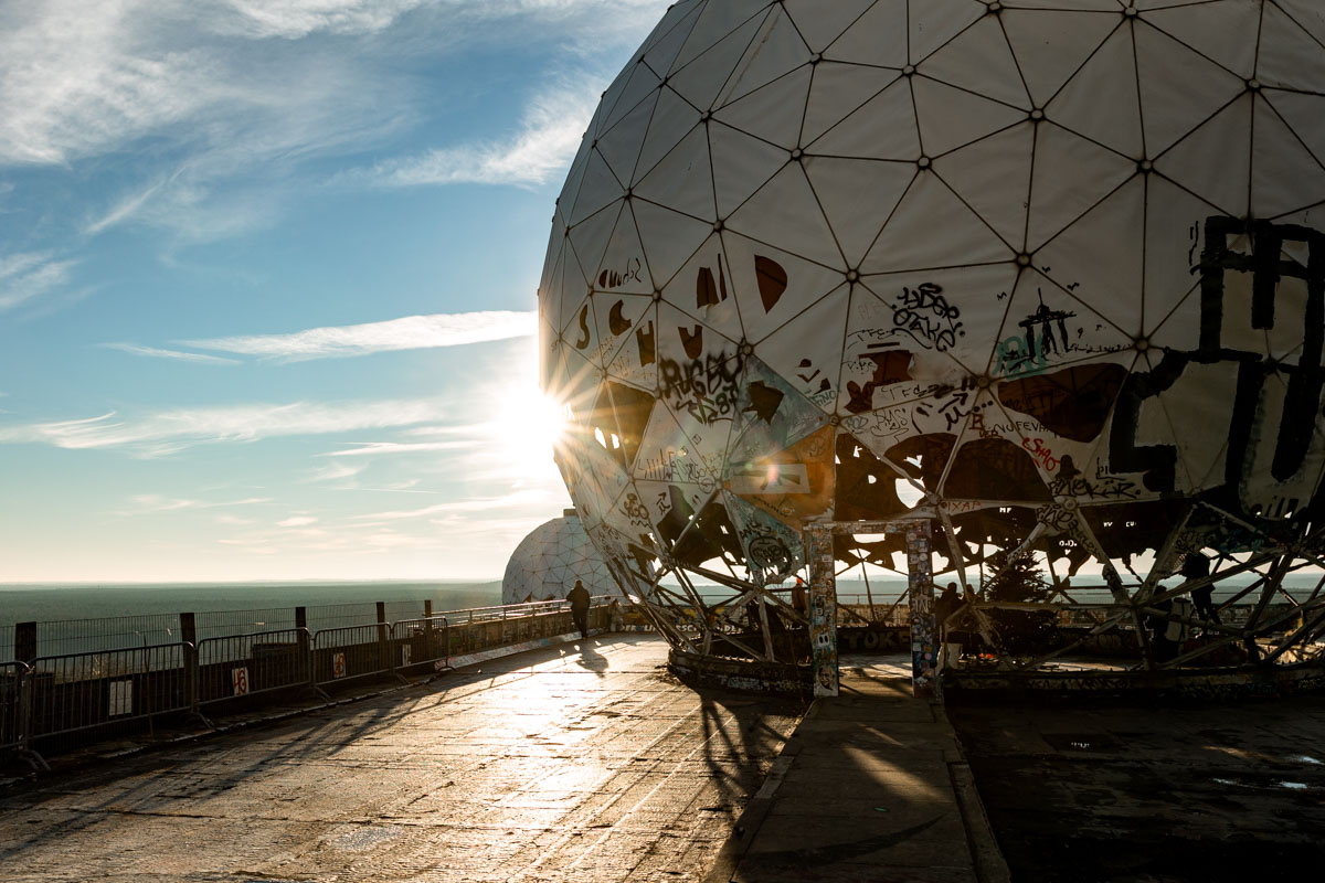 Alte Radarstation im Sonnenuntergang