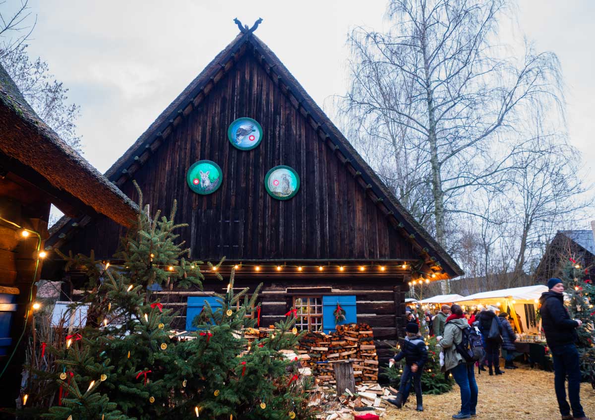 Blockbohlen-Holzhaus mit Weihnachtsdekoration