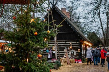 Romantisches Holzhaus mit Weihnachtsschmuck