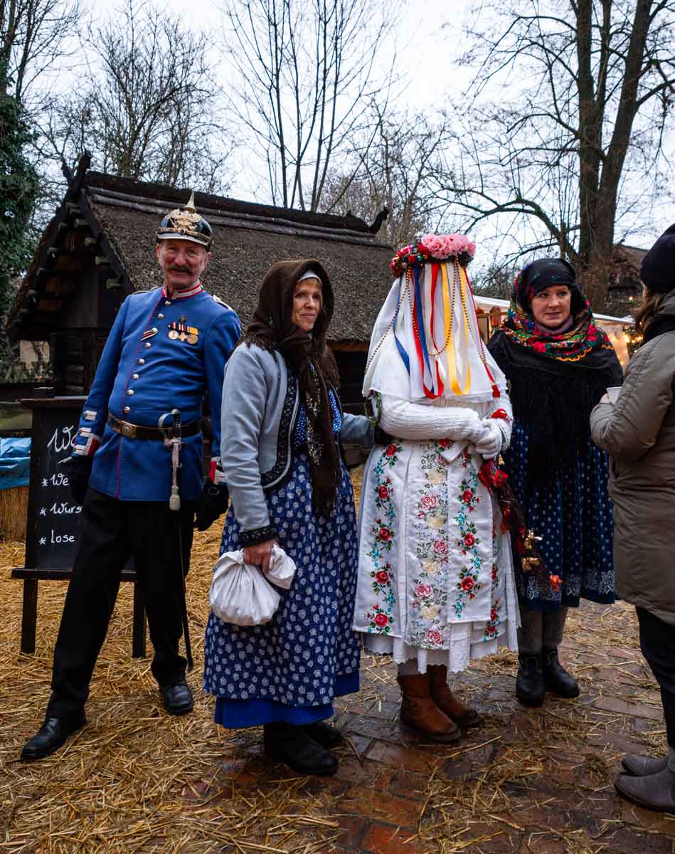 Mit weißen Leinen verhüllte Frau