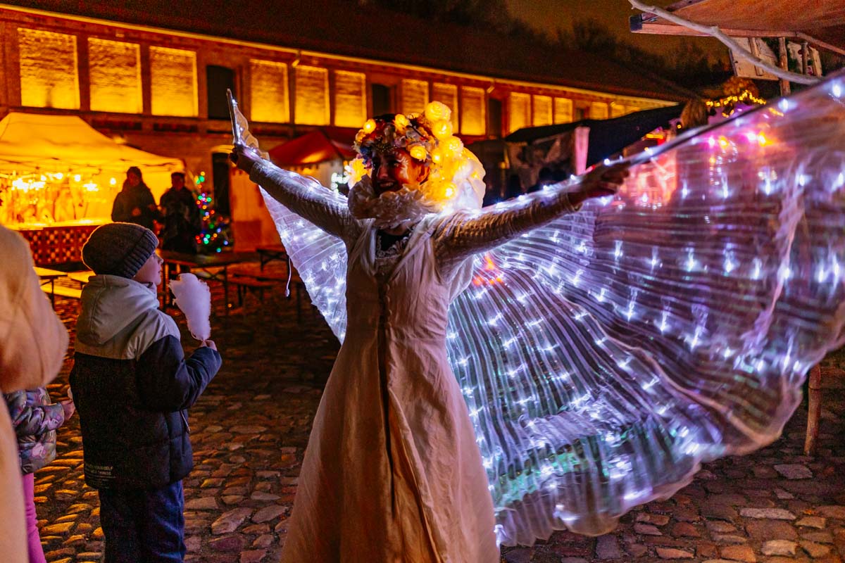 Frau im eisblauen Lichtergewandt