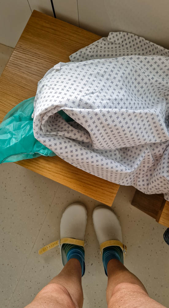 im Krankenhemd