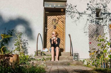Inka auf Treppenstufen
